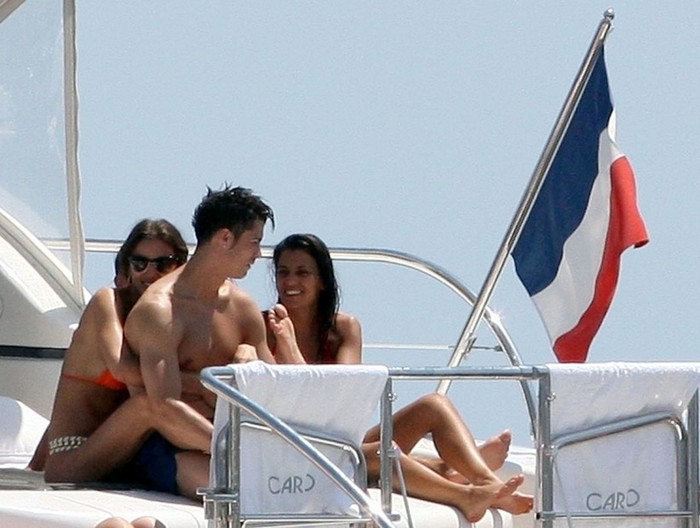 Ronaldo và siêu mẫu Irina Shayk đang cùng nhau tận hưởng kỳ nghỉ ngọt ngào tại bờ biền miền Nam nước Pháp, Saint Tropez.